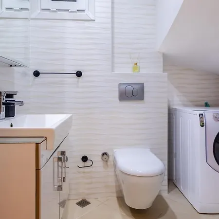 Sleek Flat Near Public Transportation In Maltepe Istanbul