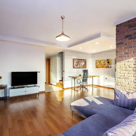 Sleek Flat Near Public Transportation In Maltepe *