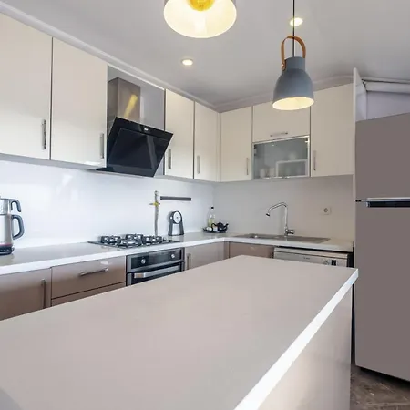Sleek Flat Near Public Transportation In Maltepe