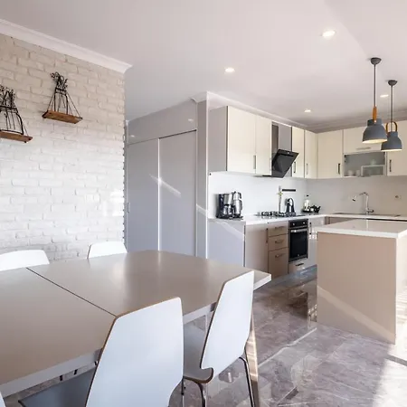 Apartment Sleek Flat Near Public Transportation In Maltepe