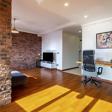Sleek Flat Near Public Transportation In Maltepe