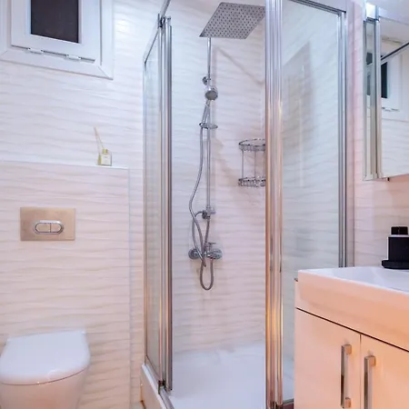 Apartment Sleek Flat Near Public Transportation In Maltepe Istanbul