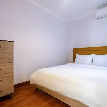 Sleek Flat Near Public Transportation In Maltepe