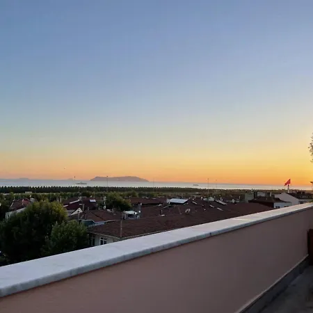 Sleek Flat Near Public Transportation In Maltepe *
